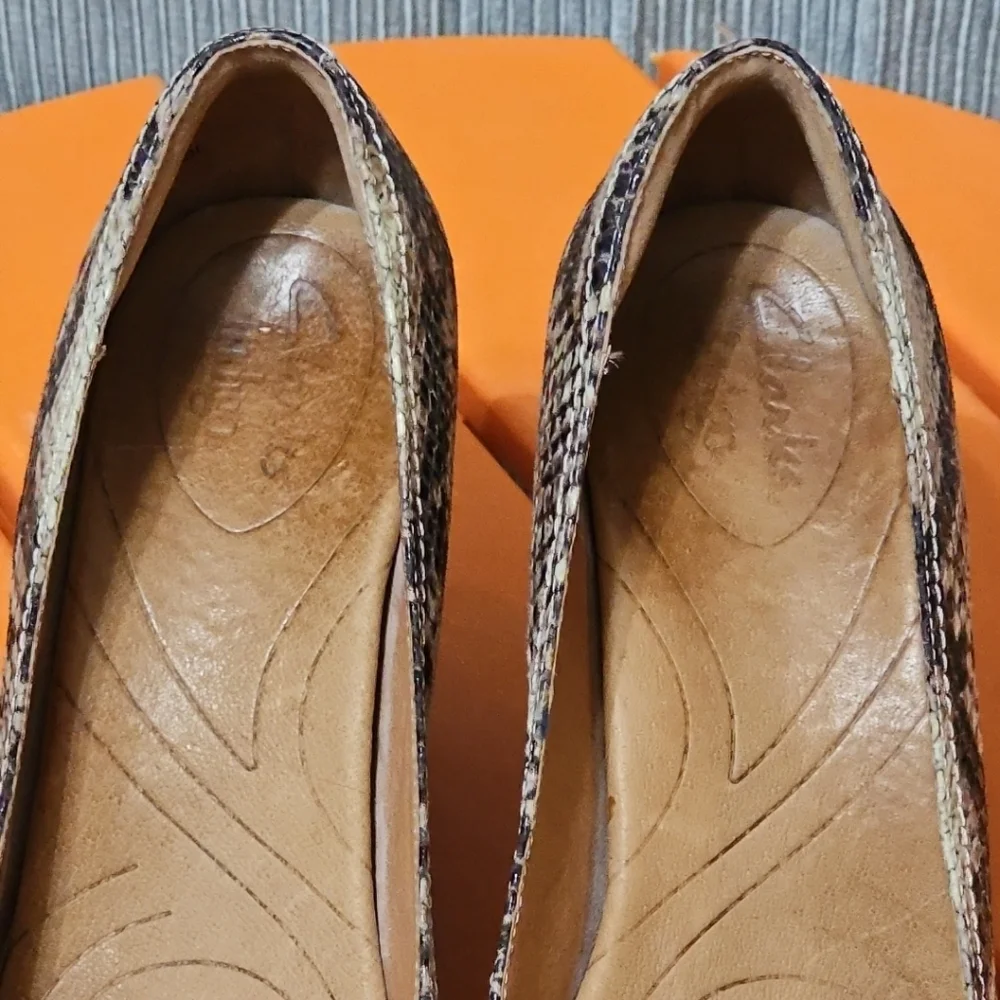 Clarks Indigo Snake Print Wooden Wedge Heels Pumps Rounded Toe‎ Women's 7.5 EUC